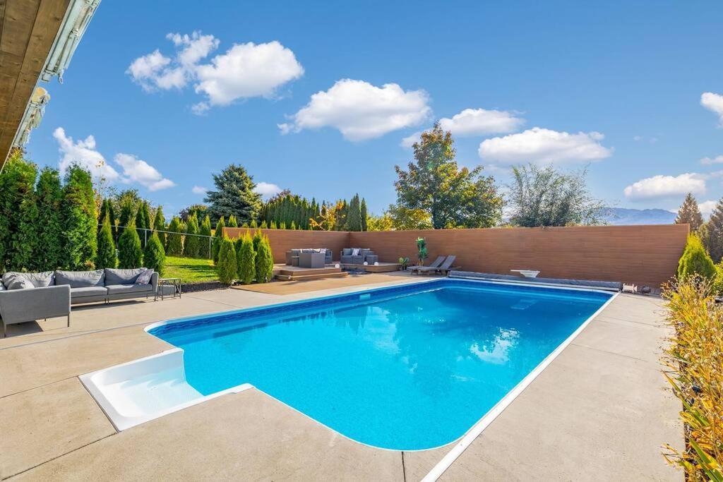 Luxurious 5 Bedroom House With Pool & Sauna West Kelowna Eksteriør bilde
