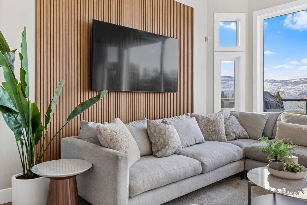 Luxurious 5 Bedroom House With Pool & Sauna West Kelowna Eksteriør bilde