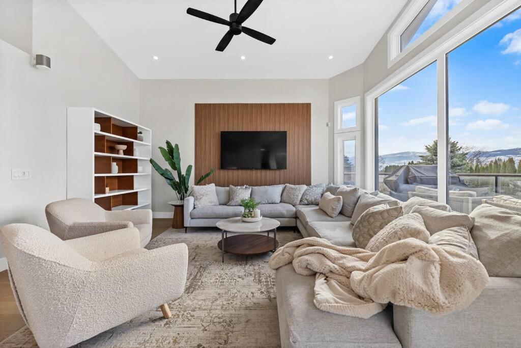 Luxurious 5 Bedroom House With Pool & Sauna West Kelowna Eksteriør bilde