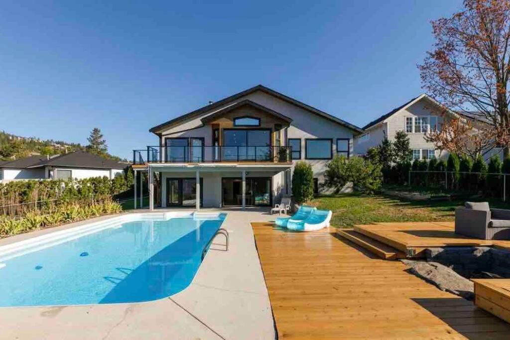 Luxurious 5 Bedroom House With Pool & Sauna West Kelowna Eksteriør bilde