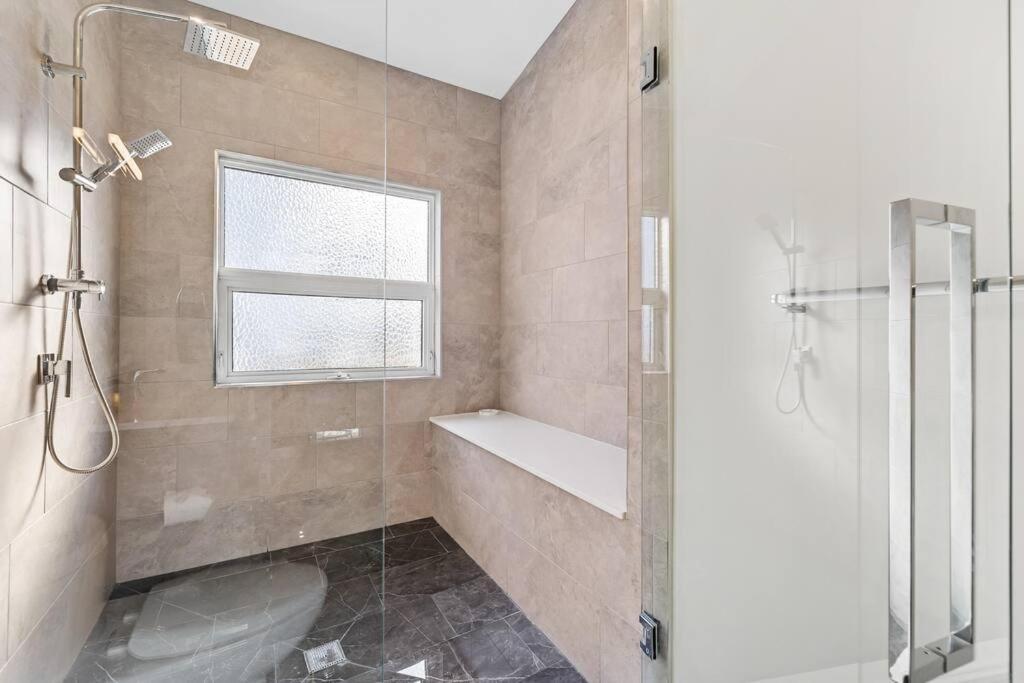 Luxurious 5 Bedroom House With Pool & Sauna West Kelowna Eksteriør bilde