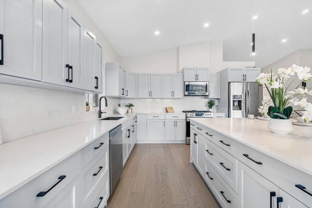 Luxurious 5 Bedroom House With Pool & Sauna West Kelowna Eksteriør bilde