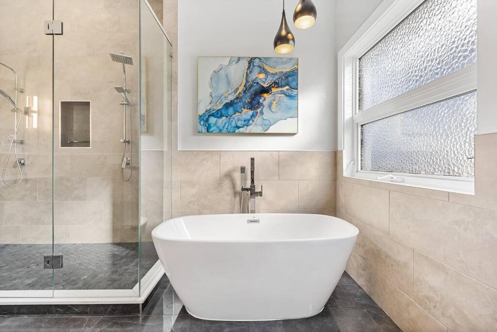Luxurious 5 Bedroom House With Pool & Sauna West Kelowna Eksteriør bilde