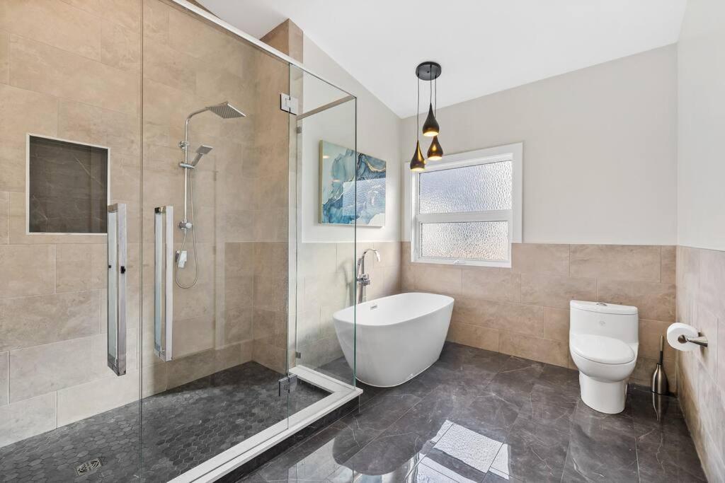 Luxurious 5 Bedroom House With Pool & Sauna West Kelowna Eksteriør bilde