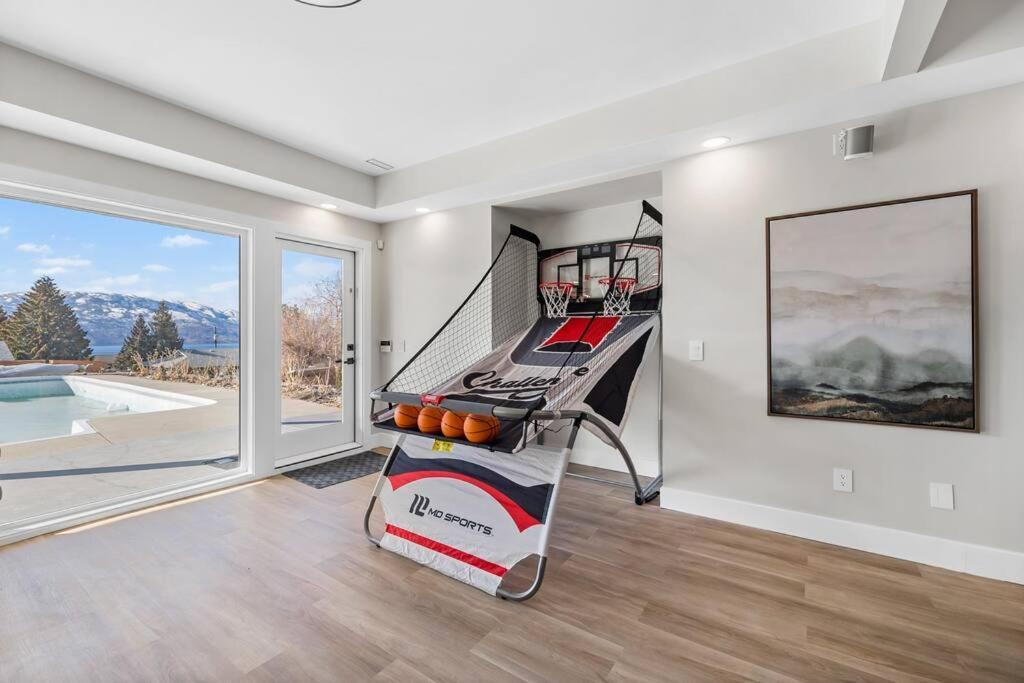 Luxurious 5 Bedroom House With Pool & Sauna West Kelowna Eksteriør bilde