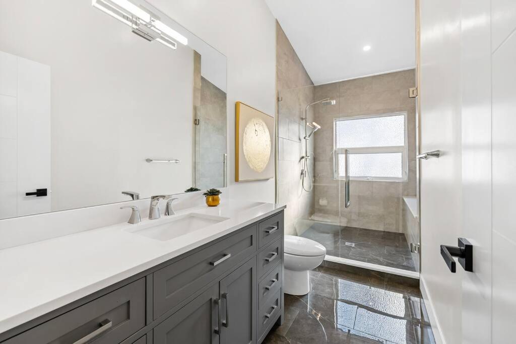 Luxurious 5 Bedroom House With Pool & Sauna West Kelowna Eksteriør bilde